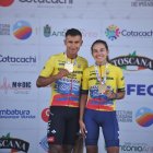 Narváez junto a Natalia Vásquez, ganadora de la elite femenina.
