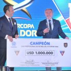 Isaac Álvarez, presidente de Liga, recogió el premio de la Conmebol  de $ 1 millón.