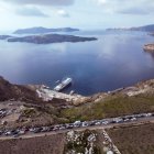 Residentes y visitantes de Santorini están formando colas con sus coches hacia el puerto de Athinios, mientras abandonan la isla debido al aumento de la actividad sísmica de los últimos días, isla de Santorini.