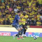 Felipe Caicedo (d) debutó con la camiseta torera en el Clásico del Astillero del sábado 1 de febrero, en la Noche Amarilla del Barcelona SC.