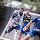 Neymar durante su primer entrenamiento con el equipo brasileño este lunes 3 de febreo, en Santos (Brasil). Neymar asistió ya a su primer entrenamiento con el club tras firmar el viernes un contrato de seis meses prorrogables.