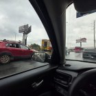 Instante en el que los bomberos terminaron de limpiar la calzada en el tramo afectado de la avenida del Bombero.