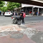 Indiferencia. En la calle Eloy Alfaro es común ver decenas de baldosas rotas en pedacitos.
