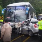 La parte delantera del vehículo liviano quedó destrozada.