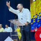 Henry Kronfle, de pie; y en la mesa directiva, Jaime Nebot y Alfredo Serrano.