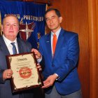 Carlos Alfredo Flor Vásquez recibe el reconocimiento entregado por  Rodolfo Chang , vicepresidente de Fedepal.