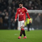 LONDON (United Kingdom), 16/02/2025.- Manchester United"s Bruno Fernandes looks disappointed after losing the English Premier League soccer match between Tottenham Hotspur and Manchester United, in London, Britain, 16 February 2025. (Reino Unido, Londres) EFE/EPA/DANIEL HAMBURY EDITORIAL USE ONLY. No use with unauthorized audio, video, data, fixture lists, club/league logos, "live" services or NFTs. Online in-match use limited to 120 images, no video emulation. No use in betting, games or single club/league/player publications.