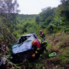 Tres personas quedaron atrapadas en el vehículo.