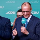 El presidente de la Unión Demócrata Cristiana (CDU) de Alemania, Friedrich Merz (d), y el primer ministro del Estado de Baviera, y el presidente de la Unión Social Cristiana (CSU), Markus Soeder (i), celebran durante el acto electoral de la Unión Demócrata Cristiana (CDU), en Berlín, Alemania.