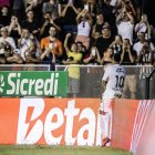 Neymar convirtió un gol olímpico en la victoria 3-0 de Santos ante Associação Atlética Internacional