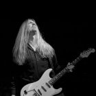 El guitarrista falleció en un accidente automovilístico.