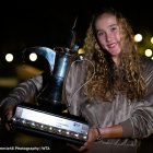 Mirra levanta el trofeo de Dubai, tras vivir la mejor semana de su carrera al conseguir su segundo y mayor título de la WTA.