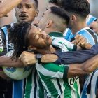 Quinteros cuando impactó el rostro del jugador del Juventude, Énio.