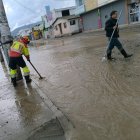 En las calles Pío Xll y Miguel Medina, en Calderón, se taparon las alcantarillas.