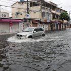 Carro en medio de lluvias, este Carnaval.