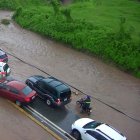 Así permanece este 5 de marzo un tramo de vía a la costa, tras la lluvia registrada.
