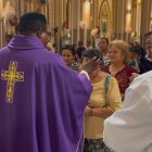 Las fieles hicieron largas filas para recibir su marca en la frente.