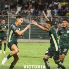 Miguel Parrales (izq) hizo los goles de Orense SC.