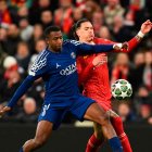 Wllian Pacho (i) en la marca sobre el delantero Darwin Núñez, en el partido de PSG ante Liverpool en Anfield