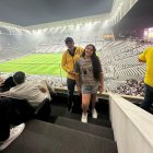 Magú y su hija Lucy en el estadio Neo Química de Corinthians.