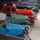 Una exposición anterior de carros clásicos y antiguos.