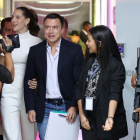 Daniel Noboa ingresó al debate presidencial acompañado de su esposa.