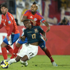 Darwin Guagua de Ecuador cae ante la marca de Arturo Vidal de Chile, en el cotejo por eliminatorias
