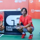 Los ecuatorianos Gonzalo Escobar (i) y Diego Hidalgo con  los trofeos de Morelia.