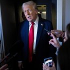 El presidente de Estados Unidos Donald Trump habla con la prensa antes de abordar el Air Force One hacia Washington, D.C.