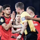 Bielefeld (Germany), 01/04/2025.- Leverkusen"s Piero Hincapie (L) argues with referee Harm Osmers (R) during the DFB Cup semi final match between Arminia Bielefeld and Bayer 04 Leverkusen in Bielefeld, Germany, 01 April 2025. (Alemania) EFE/EPA/CHRISTOPHER NEUNDORF The DFB regulations prohibit any use of photographs as image sequences and/or quasi-video.