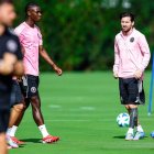 Allen Obando (d) junto a Lionel Messi en la primera práctica con Inter Miami