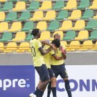 Jugadores de la selección Sub 17 de la Tricolor festejan en el triunfo contra Bolivia en el Sudamericano