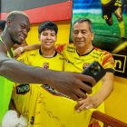 Felipe Caicedo compartiendo con los hinchas de Barcelona SC.