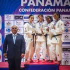 Laura Vázquez, representante de Guayas (i), se colgó la medallas de plata en la división -48 kg.