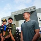 El empresario Erik Prince, junto con los ministros Carlo Loffredo, de Defensa, y John Reimberg, de Interior.