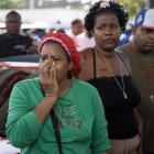 Una mujer reacciona a las afueras de la discoteca Jet Set este 8 de abril de 2025 en Santo Domingo (República Dominicana).