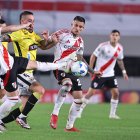 Facundo Colidio  de River disputa el balón con Octavio Rivero  de Barcelona en Copa Libertadores.
