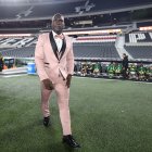 El entrenador de Barcelona ingresa al campo del estadio Más Monumental en Buenos Aires.