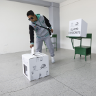 Ciudadano ejerce su derecho al voto.
