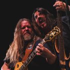 El sexteto Armored Dawn son Eduardo Parras en la voz; Tiago de Moura y Timo Kaarkoski, en las guitarras; Heros Trench, en el bajo, Rafael Agostino e Ivan Busic en los teclados y la batería.