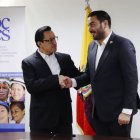 El presidente del Cpccs Andrés Fantoni recibió a David Rosero (izquierda).