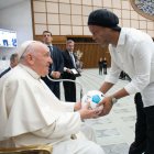 Papa Francisco recibió en el Vaticano a Ronaldinho, exfigura del fútbol mundial