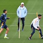 MADRID, 22/04/2025.- El entrenador del Real Madrid, Carlo Ancelotti junto a Dani Ceballos (i) durante el entrenamiento realizado este martes en la Ciudad Deportiva de Valdebebas, donde el equipo prepara el partido de Liga que disputa mañana miércoles ante el Getafe. EFE/Fernando Villar