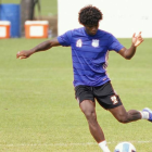 Jackson Rodríguez en la práctica de Emelec en el Polideportivo de Los Samanes