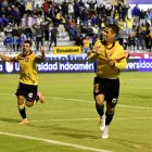 Valiente y Rivero festejan el gol de la victoria que le dio a Barcelona SC frente a Macará en Ambato.