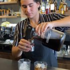 Las Coffee Parties están revolucionando las reuniones sociales. Conoce dónde y cómo vivir esta nueva experiencia en Ecuador