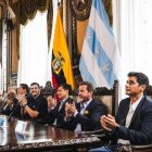 El alcalde Aquiles Álvarez rodeado por varios de las exdeportistas que apoyaron la iniciativa.