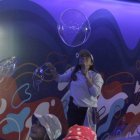 Sala. Los visitantes haciendo burbujas para comprobar las propiedades físicas del agua.