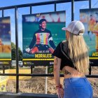 Alejandra Morales hija de Carlos Luis Morales y la foto histórica después de tapar el penal ante River Plate.