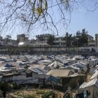 Tiendas de campaña de palestinos desplazados internos, que huyeron del norte de la Franja de Gaza, instaladas en el estadio Al Yarmouk, el 5 de mayo de 2025.